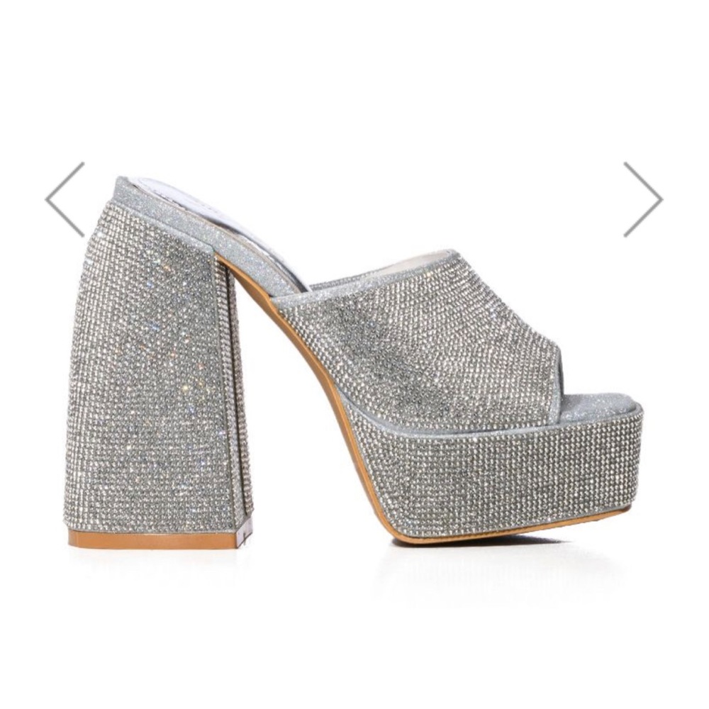 NIB Akira Chunky Silver Platform Sandal 6/ 6.5